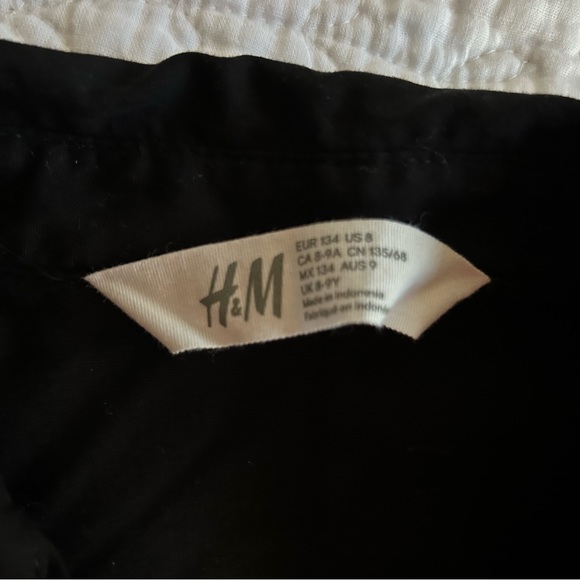 Cute boxy cut button up blouse. - Picture 2 of 2